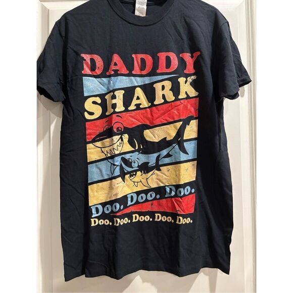 Daddy Shark T-shirt size Medium - Picture 1 of 2